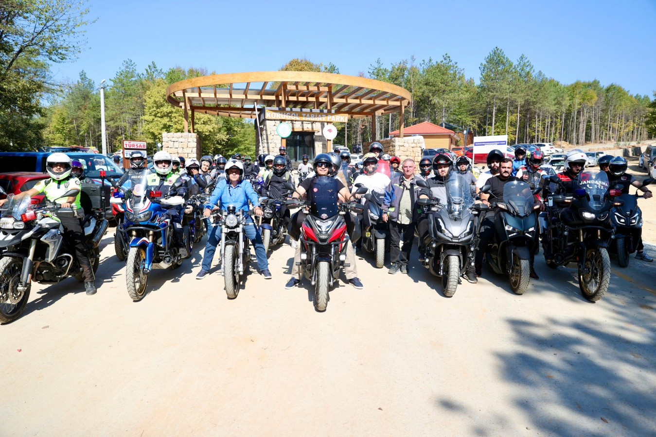 Vali, adrenalin tutkunlarıyla birlikte motosiklet sürdü