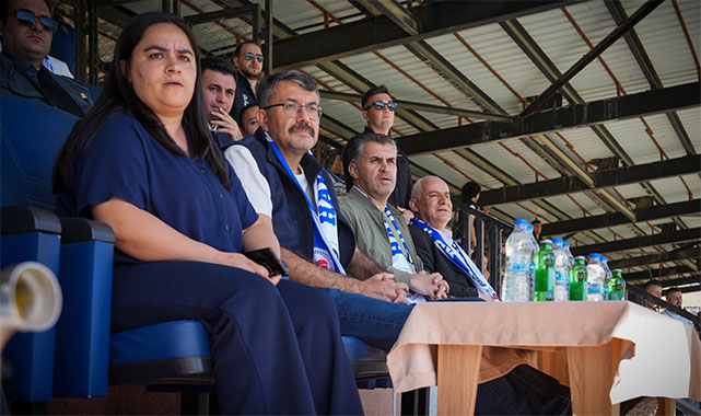 Vali Çelik, Hakkarigücü Kadın Futbol Takımı'nı tribünden destekledi;