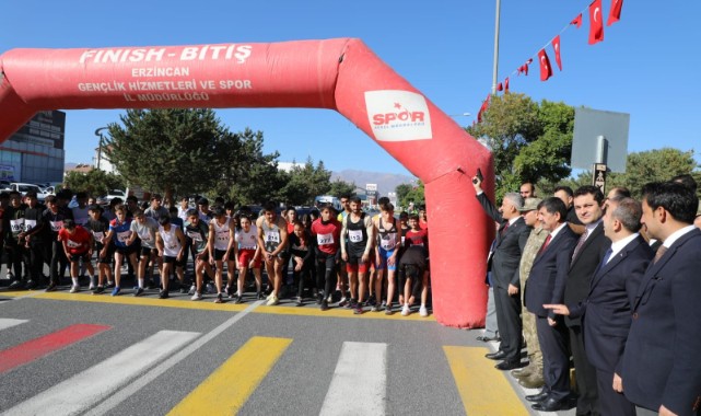 Erzincanlı sporcular Cumhuriyet için koştu