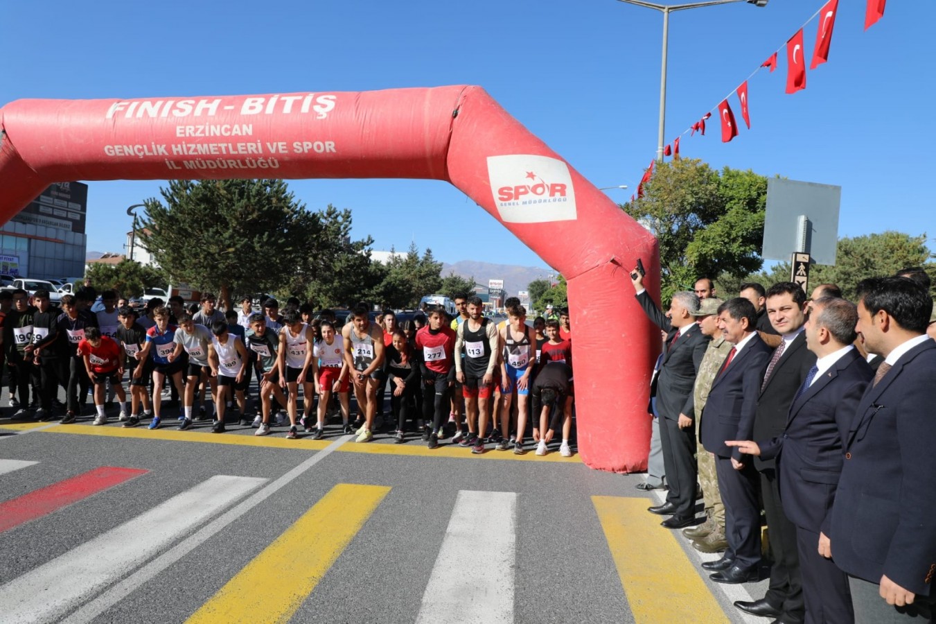 Erzincanlı sporcular Cumhuriyet için koştu