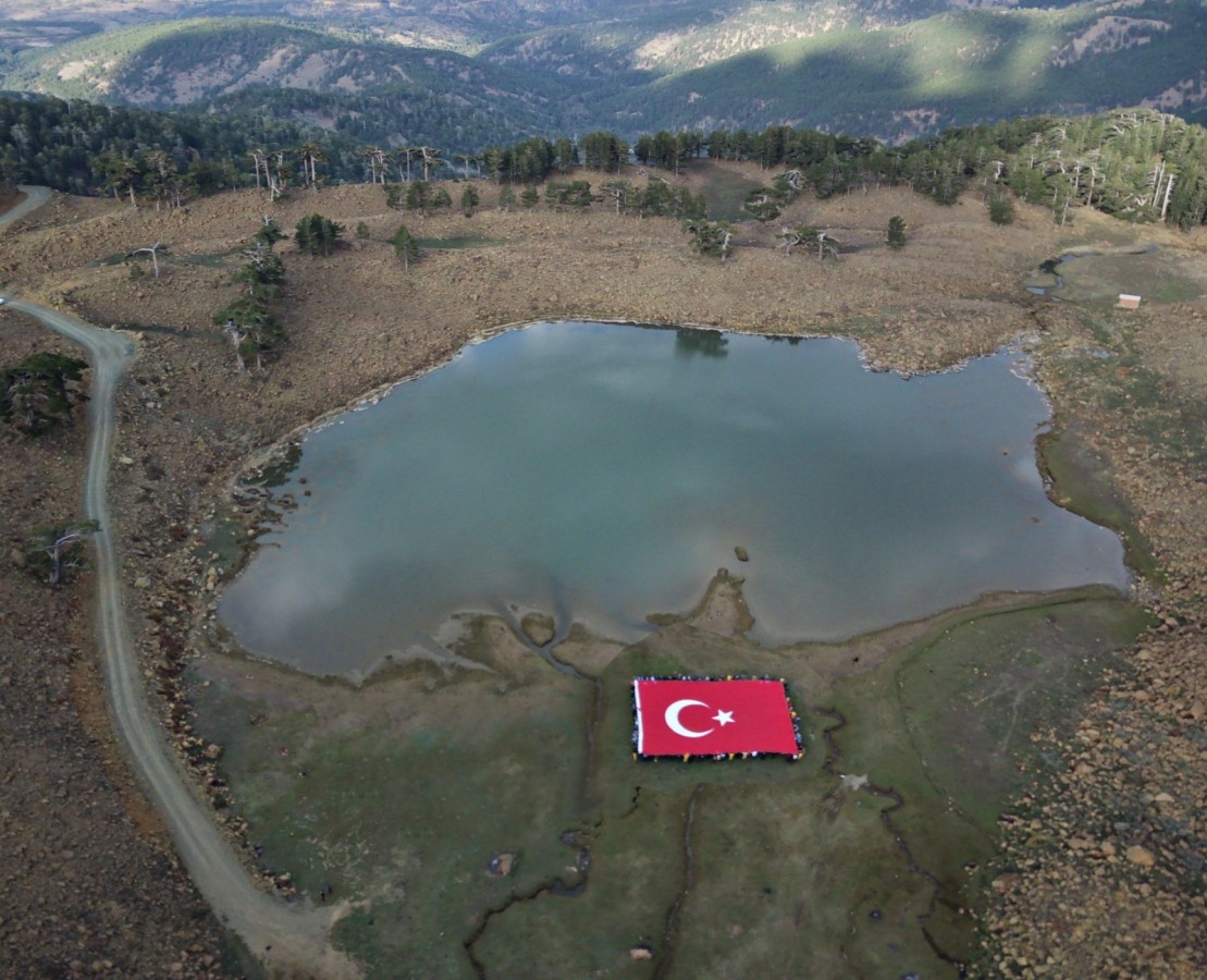 2200 rakımlı Kartal Gölü’ne Türk bayrağı açıldı