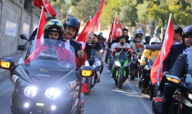 Vali Ayhan, motosikletle şehirde Cumhuriyet turu attı