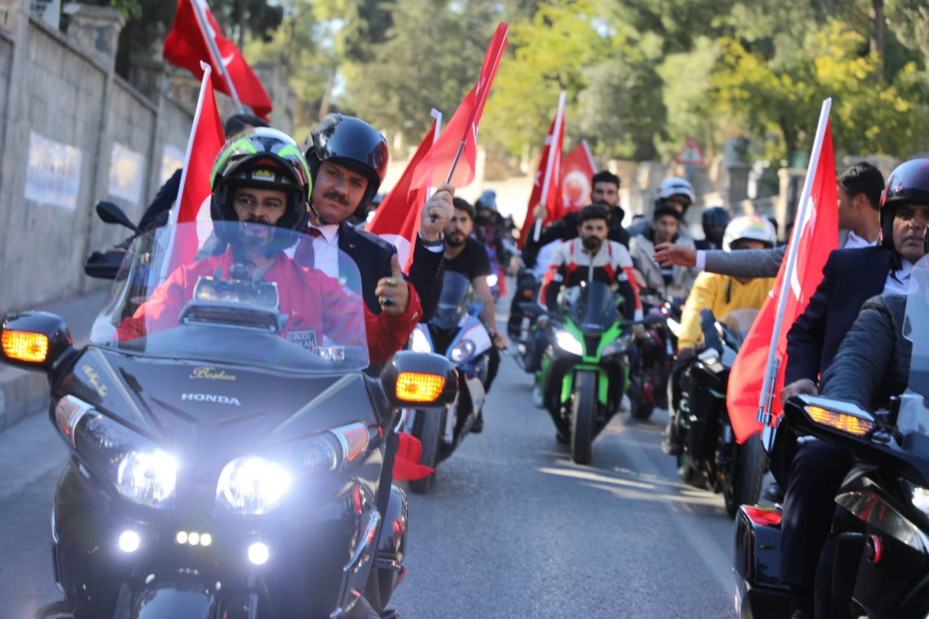 Vali Ayhan, motosikletle şehirde Cumhuriyet turu attı;