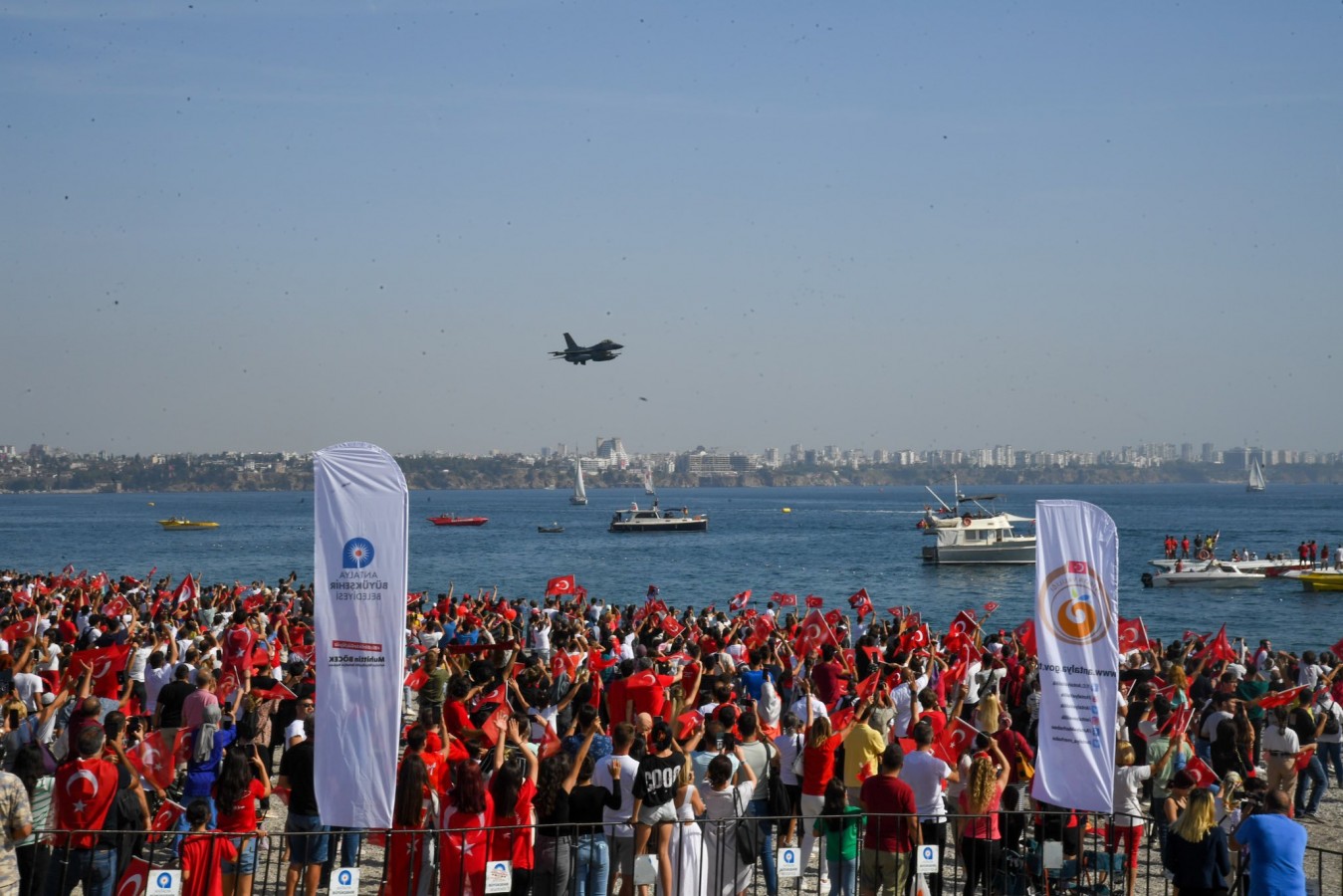 F-16'lar, Antalya'da 100. yıl için gösteri yaptı;