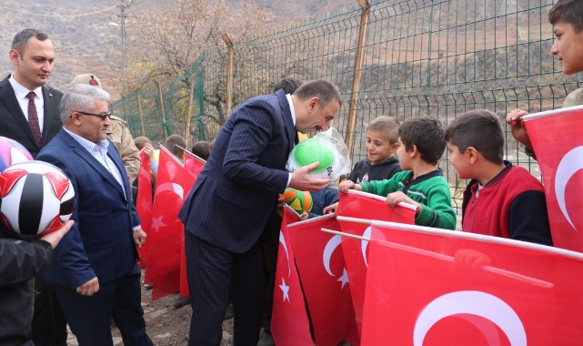 Çocuklar Valiyi bayraklarla karşıladı