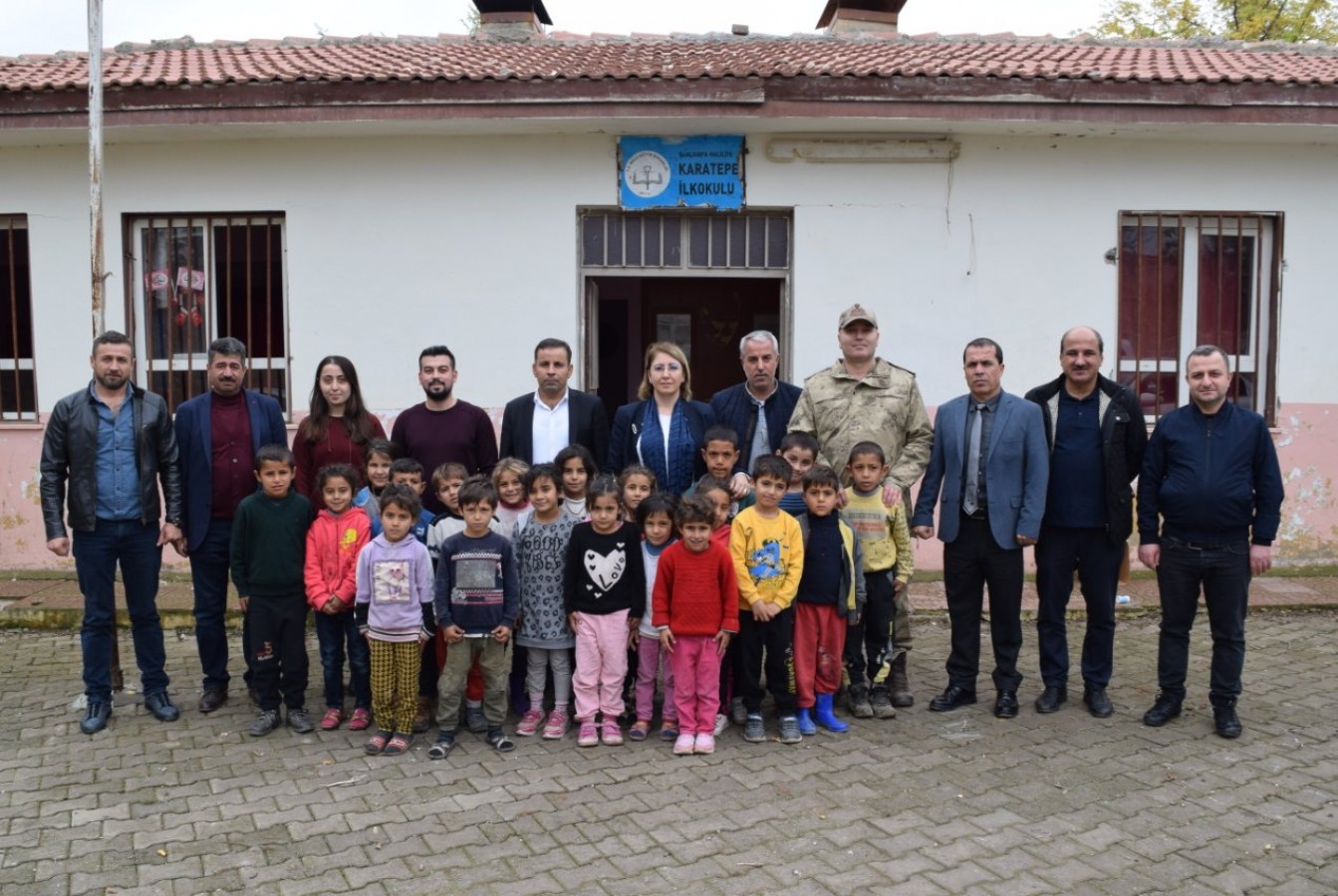 Karatape İlkokulu'nda minik öğrencilerle bir araya geldi