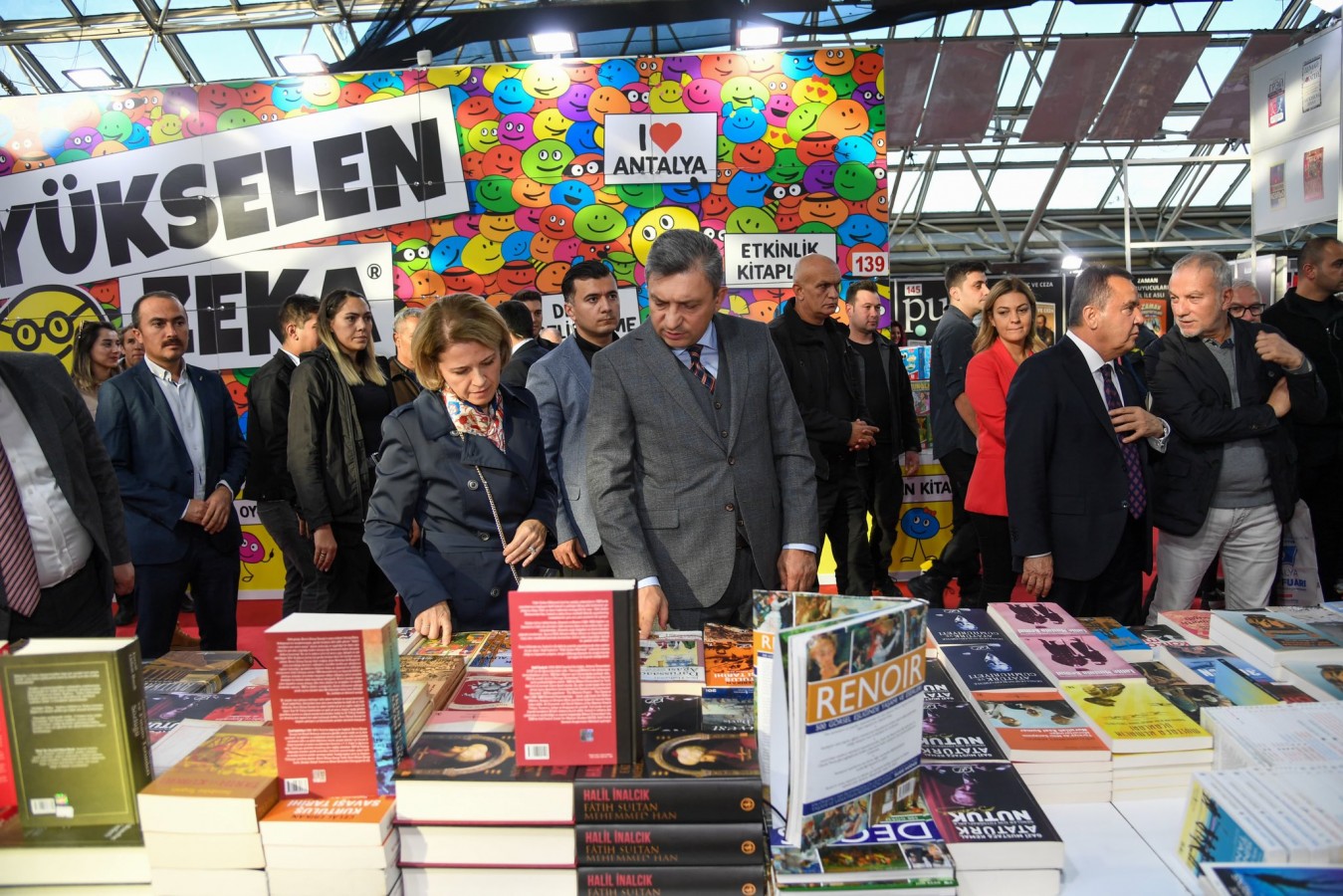 "Kitap fuarı Antalya'da kökleşmiş";