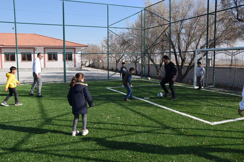 Çocuklarla futbol oynadı