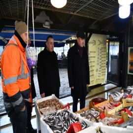 Balıkçı esnafıyla sohbet etti