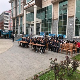 Kaymakamlığın önünde kitap okudular