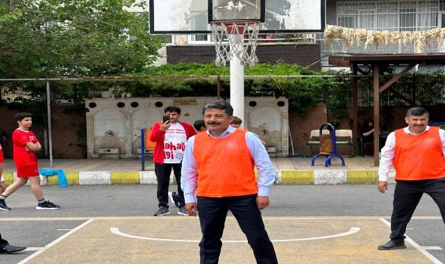 Gençlerle basket maçı