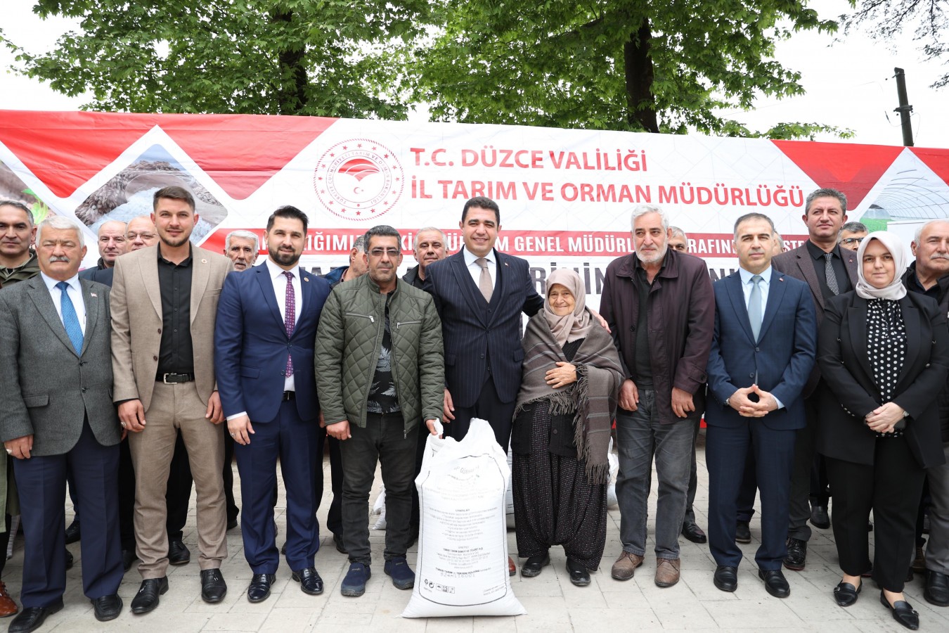 351 Düzceli çiftçiye 1270 torba gübre desteği