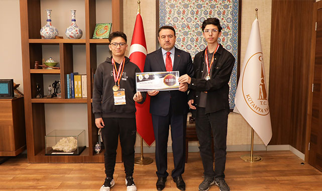 Dünya birincisi öğrenciler Vali Işın'ı ziyaret etti: ''Kütahya olarak bu gururu yaşamak bizler için büyük bir onur'';