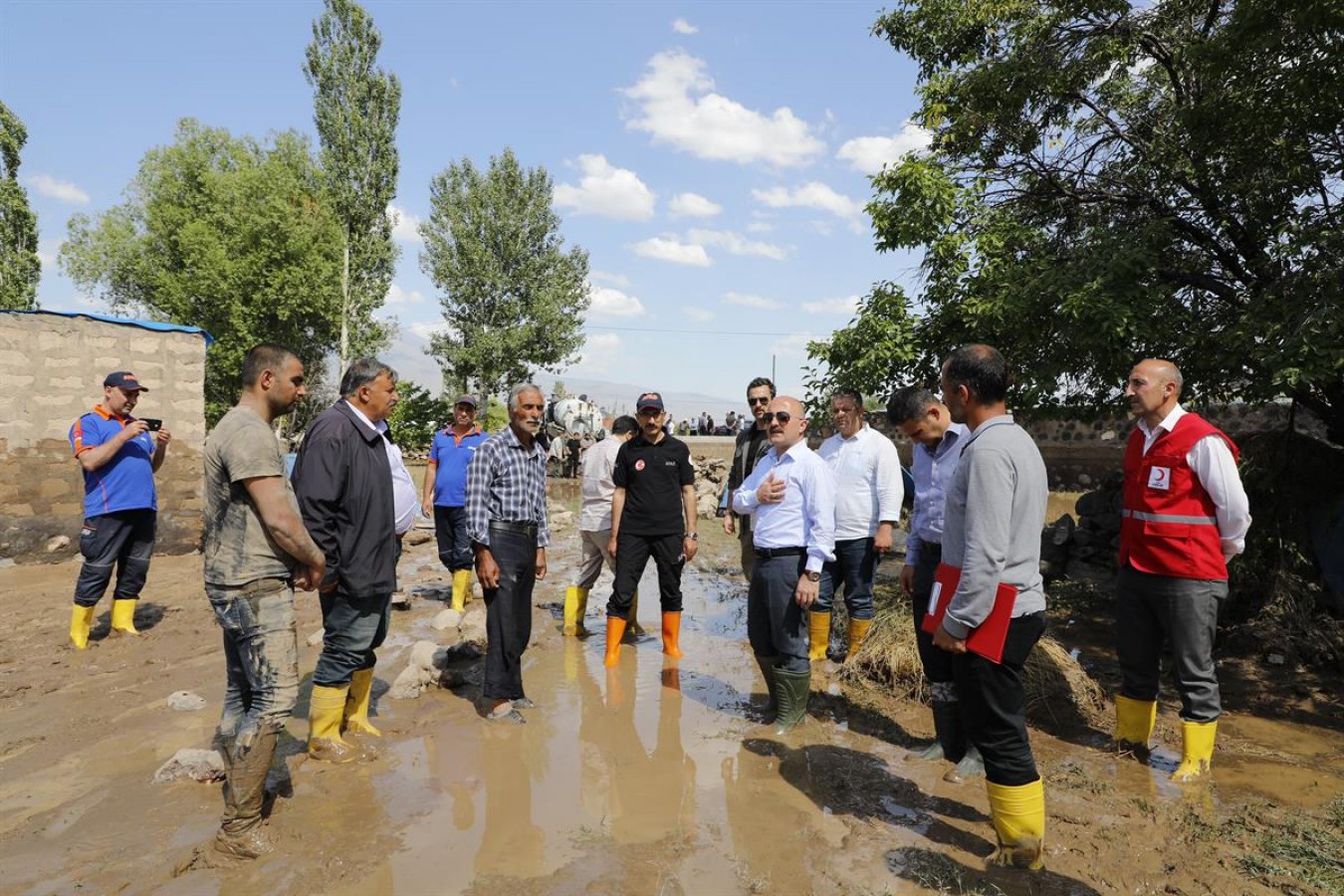 Çamur içinde kalan köylerde inceleme yaptı