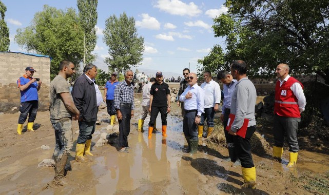 Çamur içinde kalan köylerde inceleme yaptı