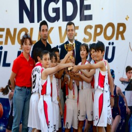 Vali Akmeşe sporcularla buluşup ödüllerini takdim etti