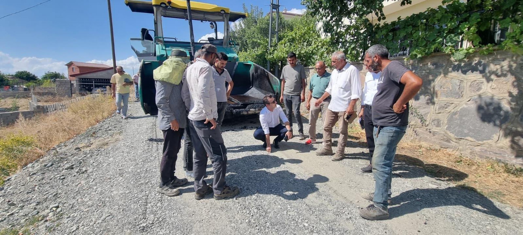 Kaymakam Karadağ, sahadaki çalışmaları denetledi;