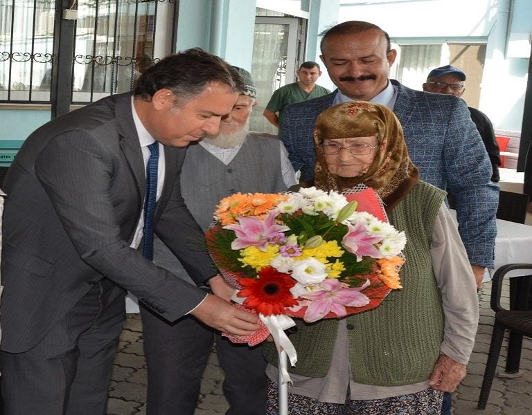 Huzurevi sakinlerinin 'Yaşlılar Günü'nü kutladı;