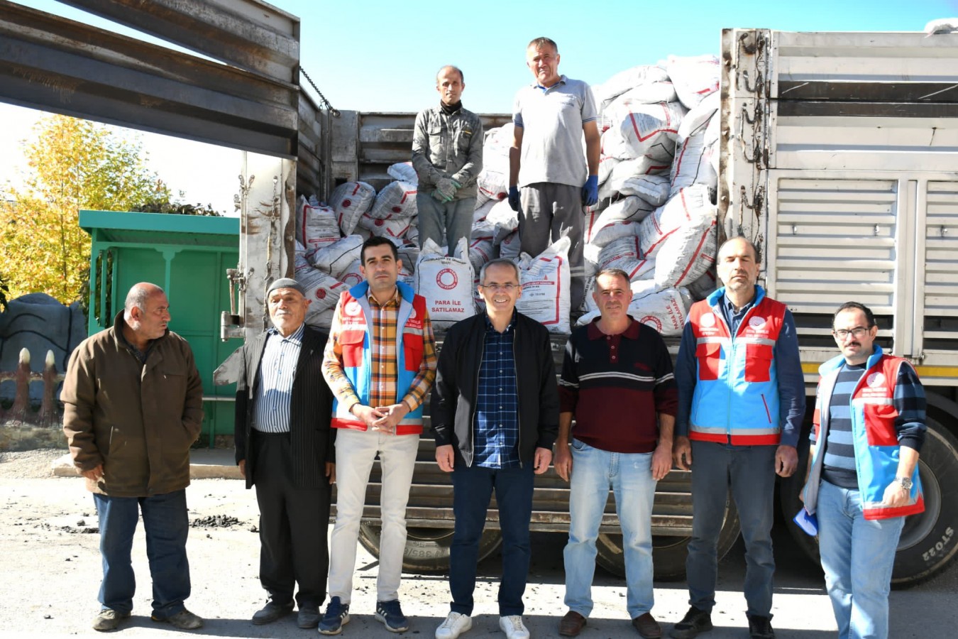 Kömür yardımı dağıtımına eşlik etti