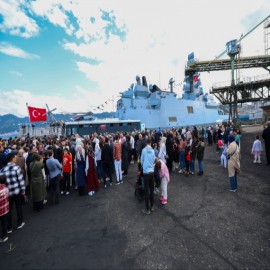 Türkiye'nin ilk yerli fırkateyni TCG İstanbul'a Rize'de yoğun ilgi