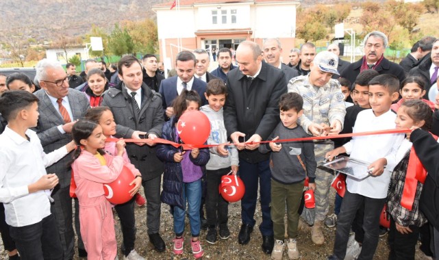 Kütüphaneyi öğrencilerle birlikte açtı