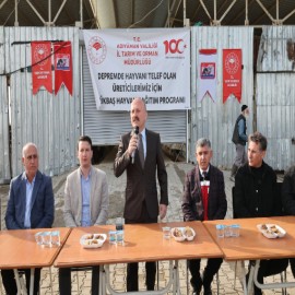 Depremde hayvanlarını kaybeden üreticilere destek