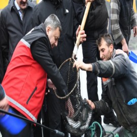 Kafesten balık yakaladı