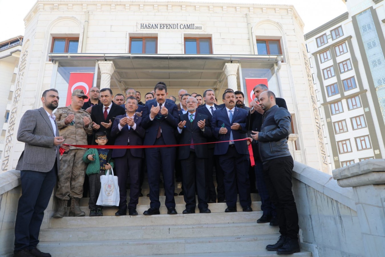 Hayırseverin yaptırdığı cami dualarla açıldı;