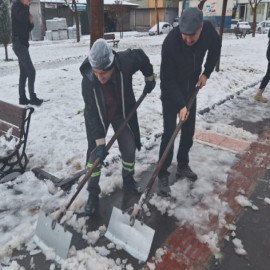 Vali Canalp, ekiplerle birlikte kar küredi