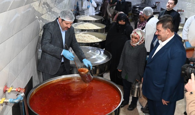 Vali Ayhan aşevinde yemek dağıttı