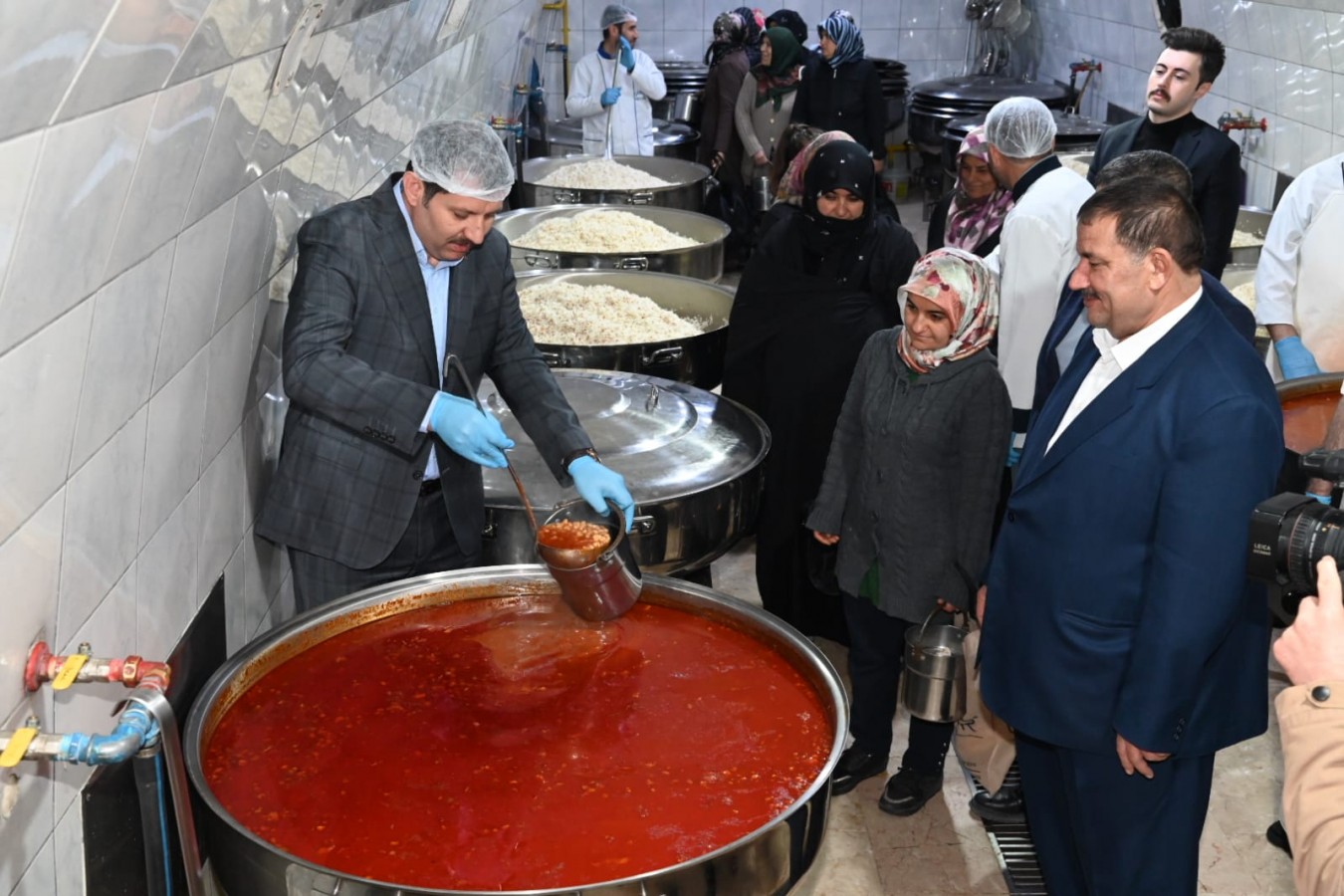 Vali Ayhan aşevinde yemek dağıttı;