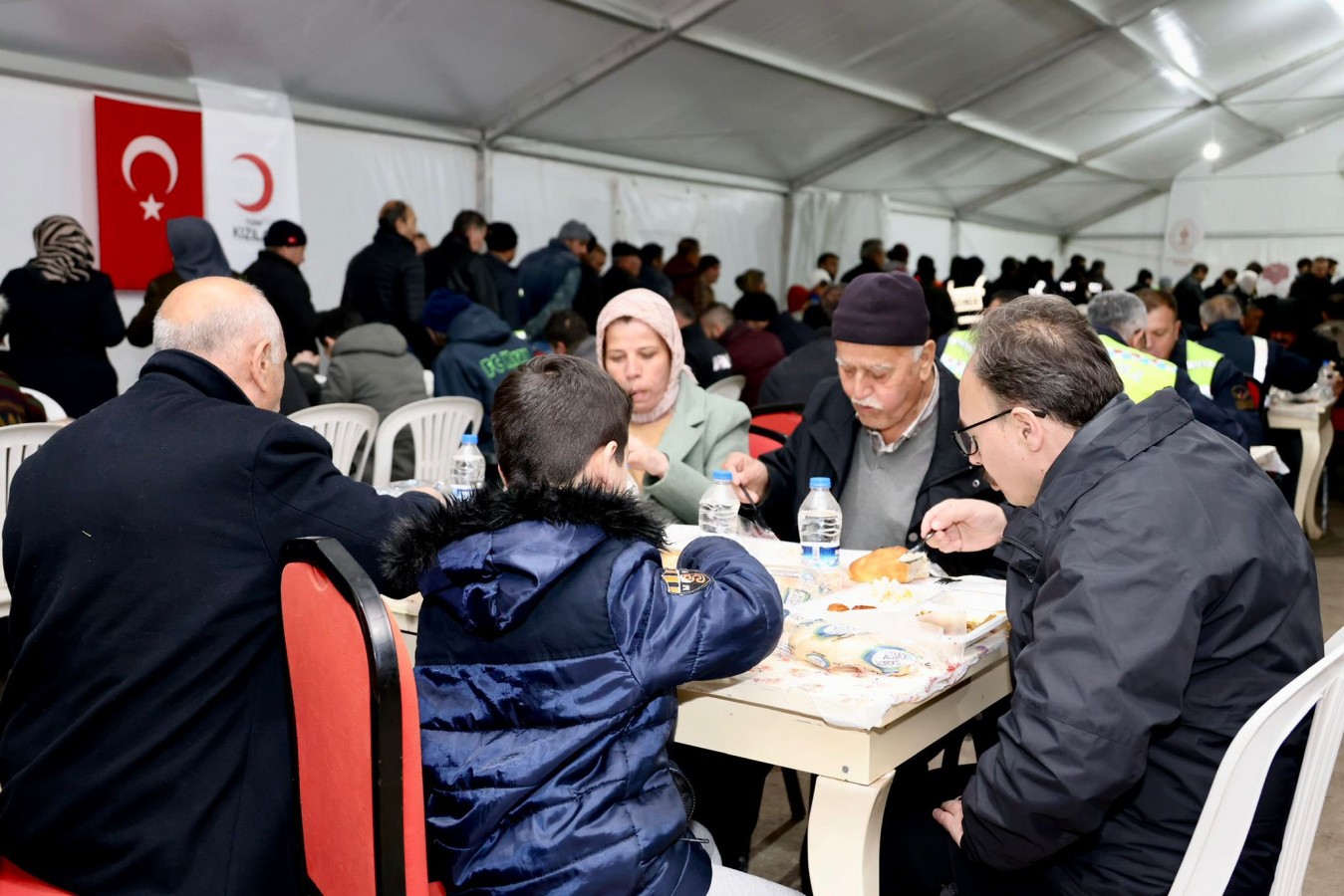 “Tabağımızda ne olduğunun önemi yok, gönlümüzde huzur var";