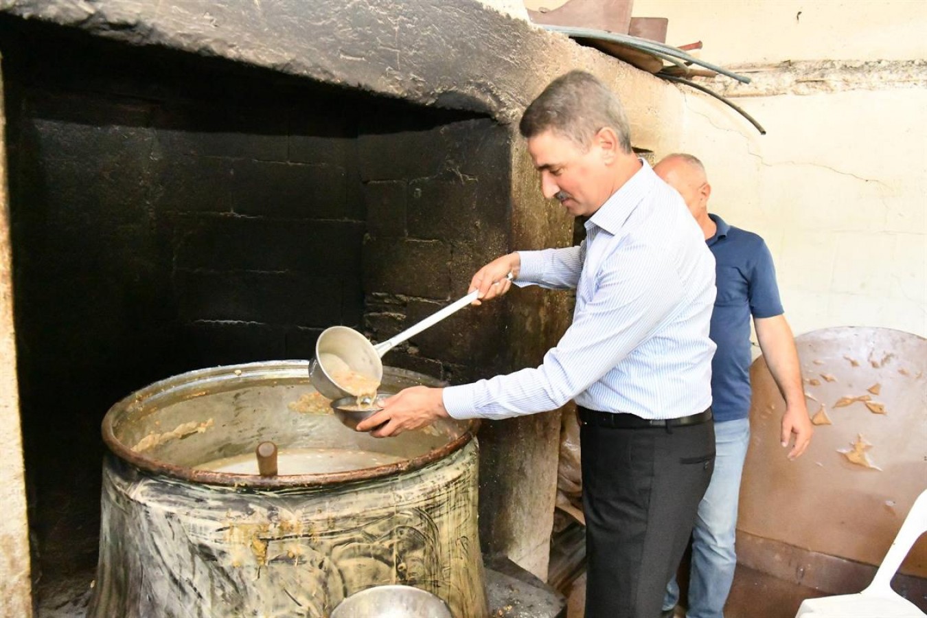 Aşure sofralarına konuk oldu;