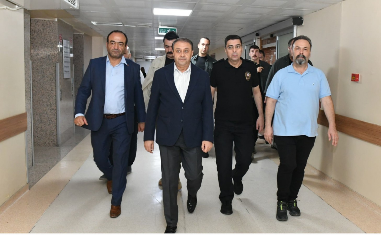 Acil serviste dehşet anları! Doktor ve güvenlik görevlisini bıçakladı;