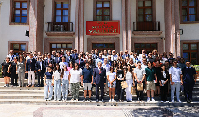 YKS'de ilk bine giren öğrenciler Vali Akbıyık'ı ziyaret etti;