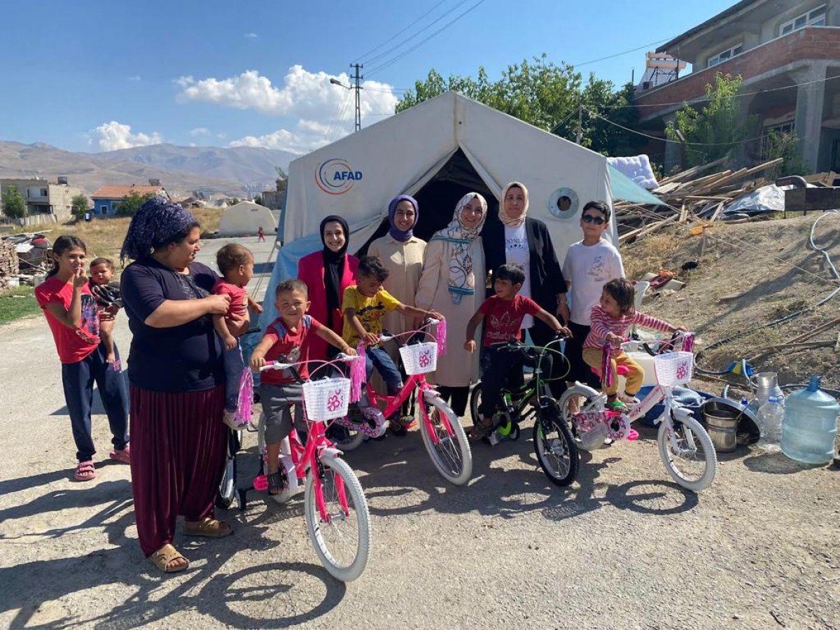Depremde ailelerini kaybeden çocuklara Genç’ten bisiklet;
