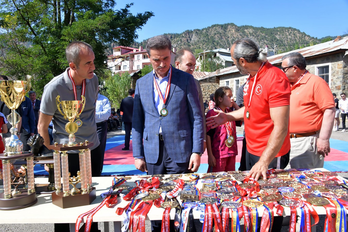 "Gençlerimizin sporla, doğayla ve bilimle iç içe yetişmesini önemsiyoruz";