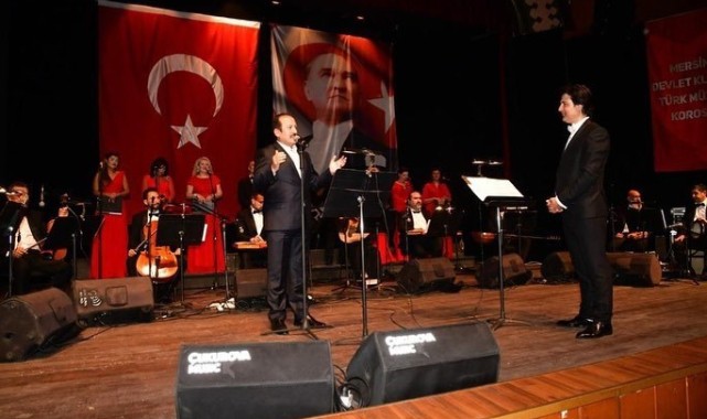 Vali Pehlivan, konserde iki parça seslendirdi