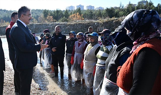 Vali Yılmaz'dan Kadirli'deki turp üreticilerine destek: Modern tesisler şart!;